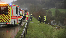Schwerer Unfall am Hattenbacher Dreieck - Auto fliegt Abhang hinab