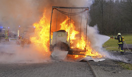 Kissen-Laster auf dem A7-Parkpatz Günterswald ausgebrannt