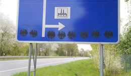 Verkehrszeichen beschmiert: Wohl altes Eintracht-Wappenlogo auf Tour