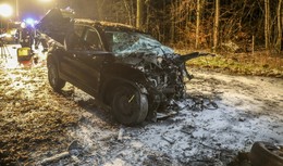 Schwerer Alleinunfall am Sonntagabend: VW-Fahrer prallt frontal gegen Baum