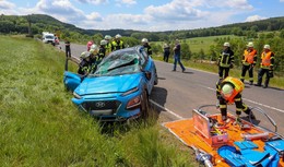 Crash nahe Dietges: Hyundai kommt von Fahrbahn ab und überschlägt sich