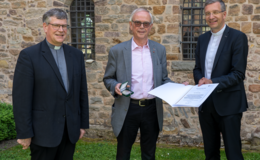 Diplom-Theologe Winfried Engel mit Bonifatius-Medaille geehrt