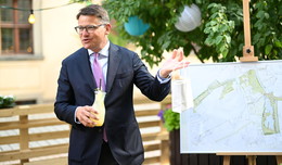 MP Boris Rhein begrüßt die Fuldaer Bürger im neuen StadtGarten