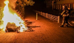 Papier-Müllcontainer brennen vor der Heinrich-von-Bibra-Schule