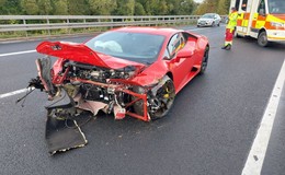 Sportwagen demoliert: Lamborghini prallt auf der A 66 in die Leitplanke