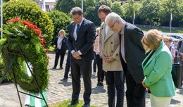 Oberglogauer Delegation legt Kranz am Ehrenmal am Domplatz nieder