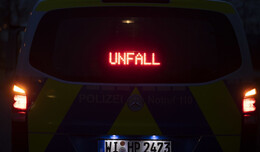 Auf der A 7: Auto kommt von der Fahrbahn ab und prallt gegen Pannen-Lkw