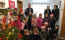Schüler der Grundschule Katzenberg schmücken Weihnachtsbaum
