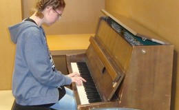 So machen Pausen Spaß: Ein Klavier zum freien Musizieren an der ESS