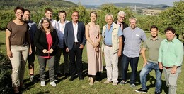 Akademie Burg Fürsteneck feiert Jubiläumsfest auf den Streuobstwiesen