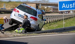 Pkw kracht auf A7 in Leitplanke - Fahrer glücklicherweise unverletzt