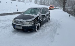 Neuschnee führt zu mehreren Verkehrsunfällen - DWD warnt vor Glätte!