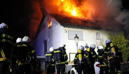 Großeinsatz in der Nacht: Feuerwehrleute und Bewohner bei Brand verletzt
