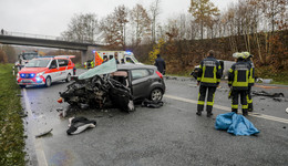 Tödlicher Crash auf B 254: Ford-Fahrerin (76) stirbt nach Unfall