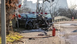 Mercedes von Regionalbahn erfasst - Fahrer schwer verletzt