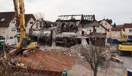 Brandruine in der Ortsmitte wird fachgerecht abgerissen - Neubau kommt