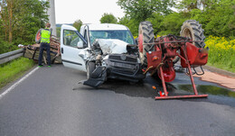 Überholvorgang: Traktorfahrer (54) wird aus Fahrzeug geschleudert und stirbt