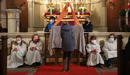 Aufführung der Kommunionkinder in der Kirche St. Maria vom Berge Karmel