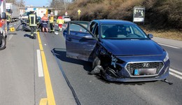 In Höhe der Kaiserwiesen: Crash zwischen Hyundai und Mazda - drei Verletzte