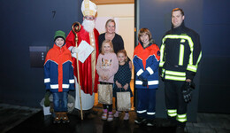 In der Kaligemeinde kommt der Nikolaus mit dem Feuerwehrauto