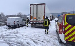 Winterwetter legt Autobahnen lahm - Dank geht an die Einsatzkräfte