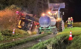 Traktor kippt um - Pestizide laufen auf Feldweg aus