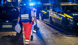 Messerstecherei in Wohnhochhaus: Mann (67) getötet - drei Festnahmen
