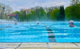 Erlenbad eröffnet - Erste Besucher starten beim Frühschwimmen in Badesaison