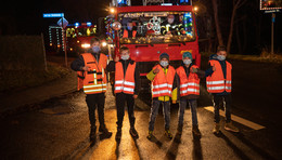Bunt geschmückte Feuerwehrautos sorgen für Weihnachtsfeeling
