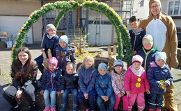 Auf dem Marktplatz in Raboldshausen: Ostereierfärben mit den Kindern