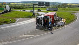 Schwerer Unfall: Lastwagen an der Anschlussstelle Hünfeld-Nord umgekippt