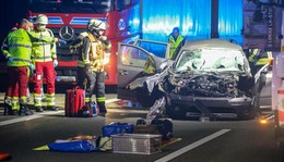 Crash auf A7: Feuerwehr muss Fahrer befreien - schwer verletzt in Klinik