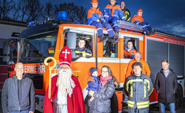 Nikolaus besucht Kinder im Feuerwehrauto