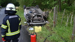Schwerer Unfall nahe Niedergude: Clio-Fahrer überschlägt sich mehrfach