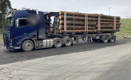 17 Tonnen zu viel: Polizei stoppt Holz-Lkw auf einer Umgehungsstraße