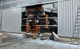 Bei Schwabenhaus in Lengers: Fassade bei Lagerhalle gerät in Flammen