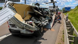 Spektakulärer Crash: Neuwagentransporter kollidiert mit Altmetallhändler