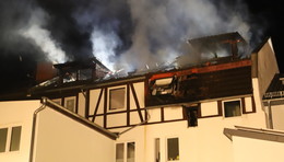 Dachstuhlbrand in einem Mehrfamilienhaus - Drei Bewohner leicht verletzt