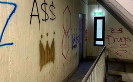 Mit Graffiti verunstaltet: Unbekannte beschmieren Parkhauswände