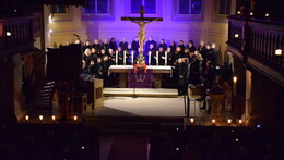 Bei Kerzenschein: Kirchenchor singt von Schlössern und Königen in der Musik