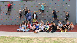 Winfriedschule freut sich über eine neue Boulderwand im Außenbereich