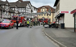 Feuerwehr löscht Wohnungsbrand in Schlitz