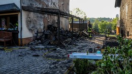 Abflammen von Unkraut führt zu Brand: Einsatzkräfte verhindern Schlimmeres
