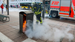 Mülleimer am Bahnhof brennt lichterloh: Keine große Sache für die Feuerwehr