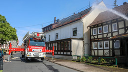 Dachstuhl eines ehemaligen Gasthofs brennt - Feuerwehr rettet acht Personen