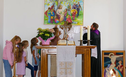 Evangelische Gemeinde Bieberstein-Dipperz enthüllt neues Altargemälde
