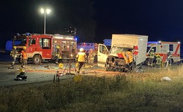 Laster krachen zusammen: Umgestürzter Lkw auf der Bundesstraße B 62