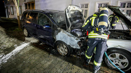 Motorraum bei VW Touran in Brand geraten - gegen Mercedes gerollt