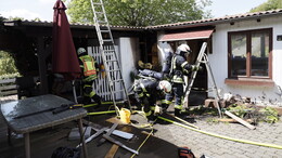 Feuerwehr verhindert Brandausbreitung: Feuer an der Holzwand