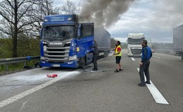 Vorbildliche Ersthelfer verhindern Schlimmeres: Brennender Lkw auf der A7